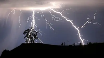 lightning-strike-in-open-field